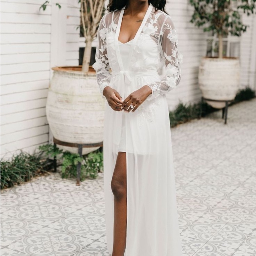 Selling a discontinued Le Rose bridal robe. XS!